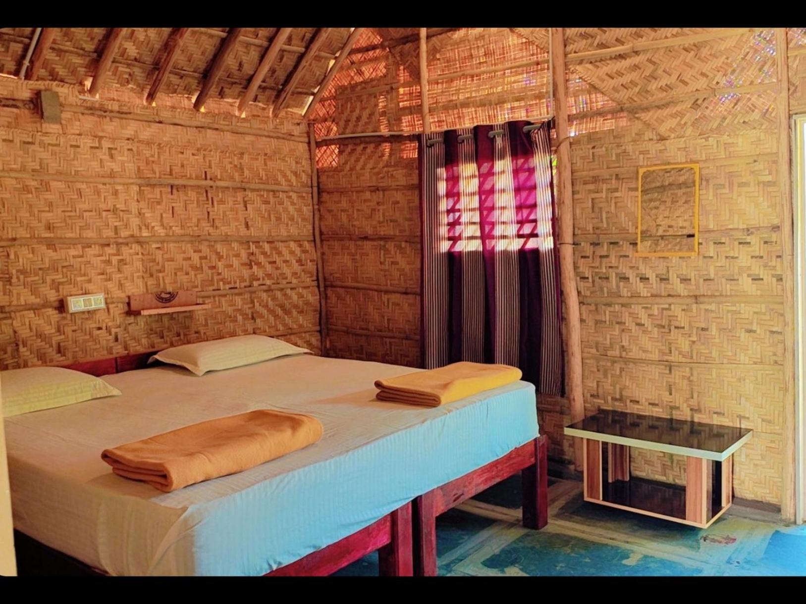 Om Shanti Om Home Stay & Cafe Hampi Exteriör bild