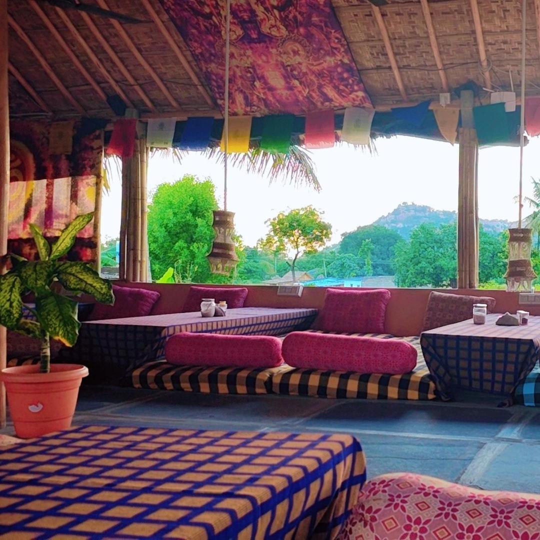 Om Shanti Om Home Stay & Cafe Hampi Exteriör bild