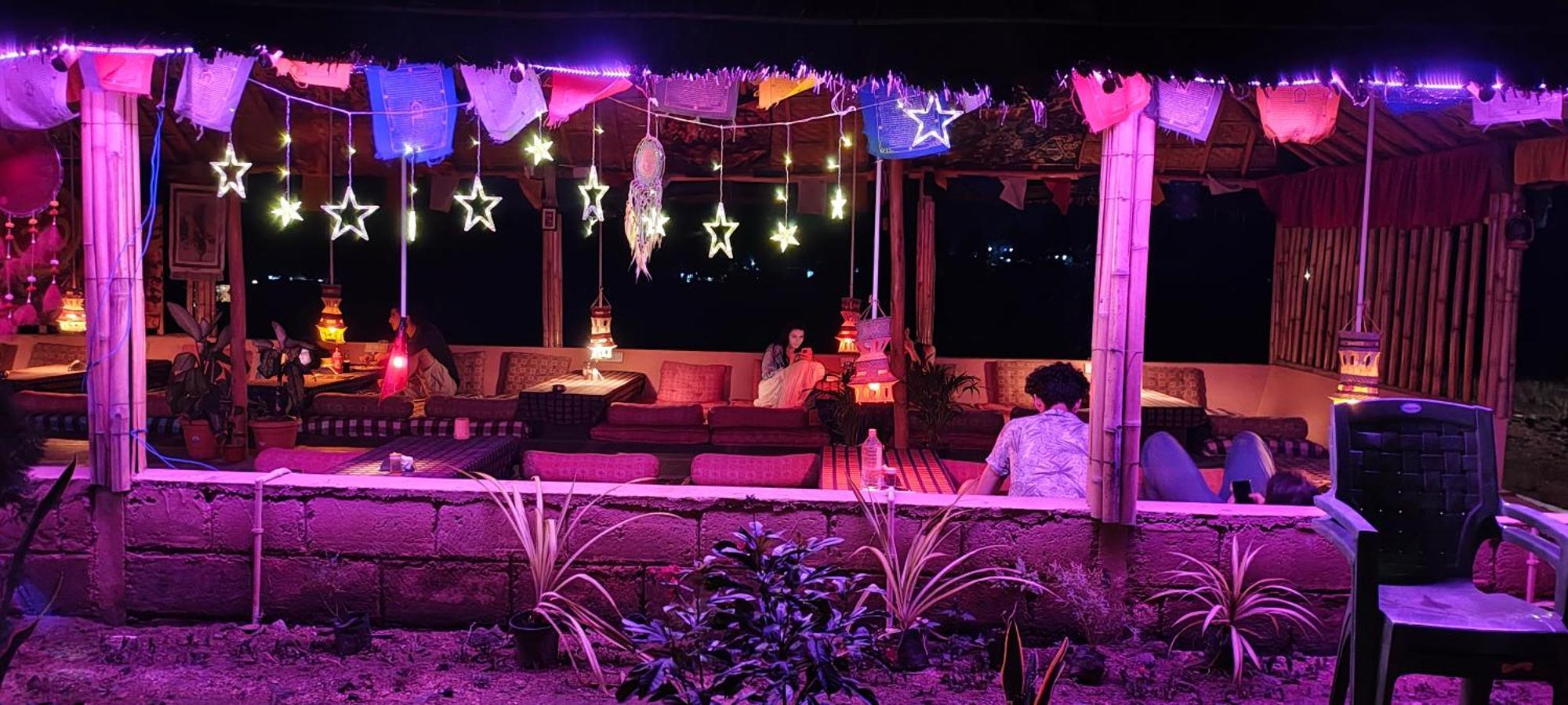 Om Shanti Om Home Stay & Cafe Hampi Exteriör bild